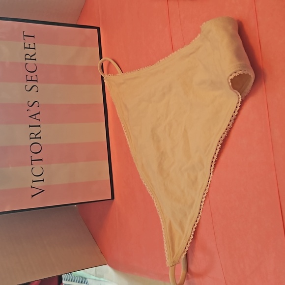 Victoria Secret, 2 pairs of panties & gift bag - Picture 5 of 10